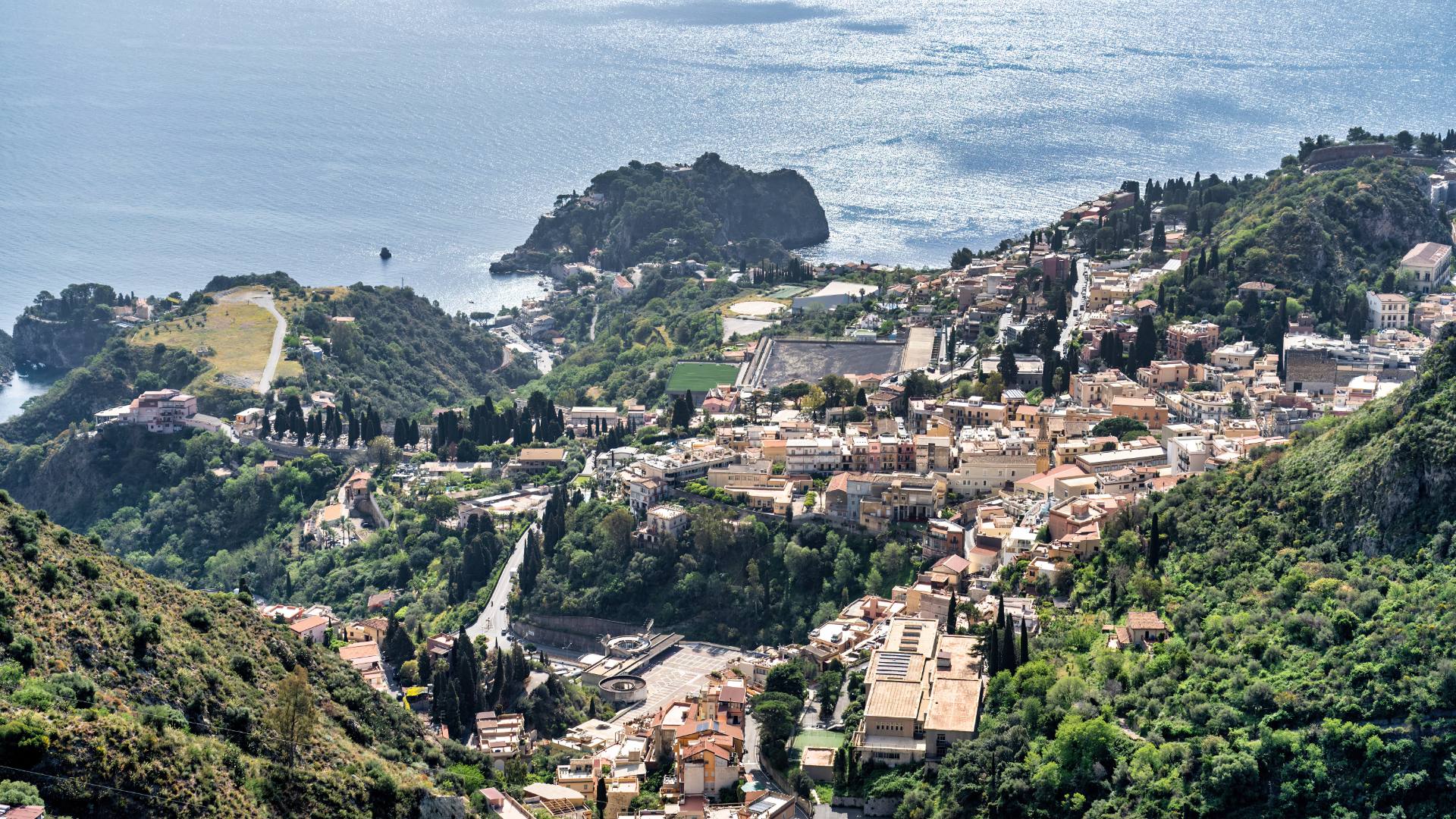 Blick von der Piazza Sant'Antonio auf Mazzarò, einem Ortsteil von Taormina